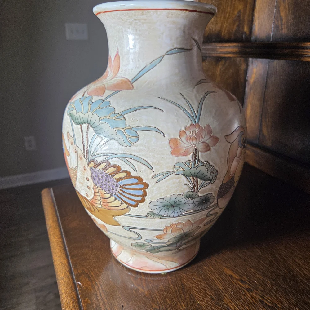 Macau Handpaintef Porcelain Artistic Ceramic Vase with Bird Motif.